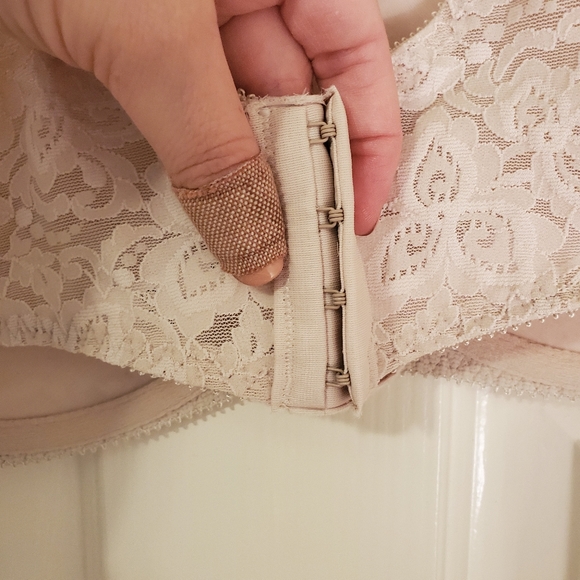 Bali Shaping & Support Smoothing Lace Bra - Picture 7 of 7